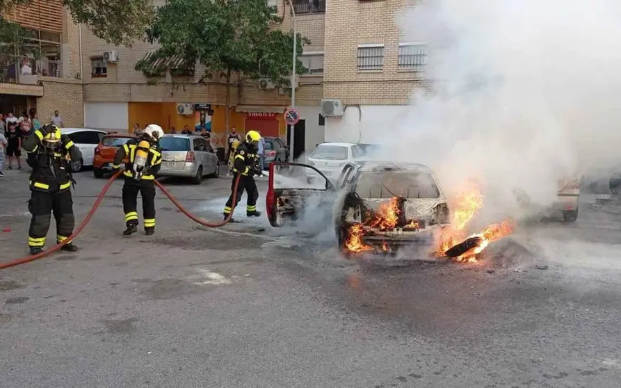 Coche en llamas en El Mopu