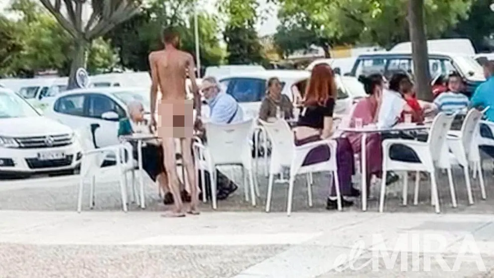 Hombre pasea sin ropa por la barriada Icovesa de Jerez en plena ma&ntilde;ana del jueves