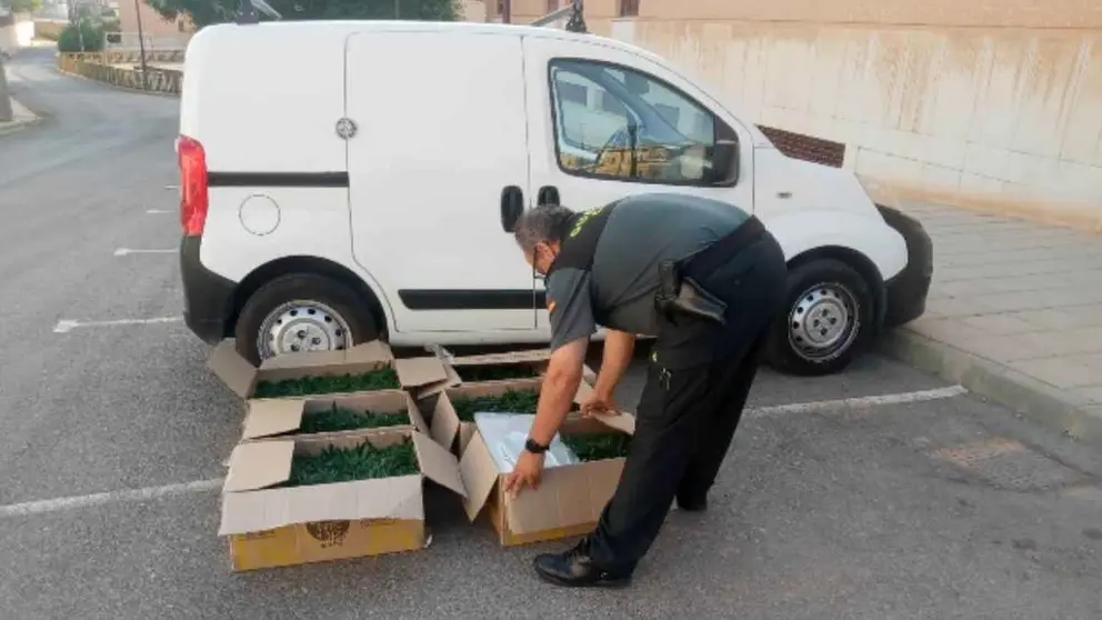 Un agente de la Guardia Civil con el material robado del cami&oacute;n