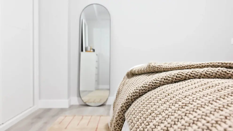 Leroy Merlin desaf&iacute;a a Ikea con el espejo gigante que da un toque de elegancia a tu hogar