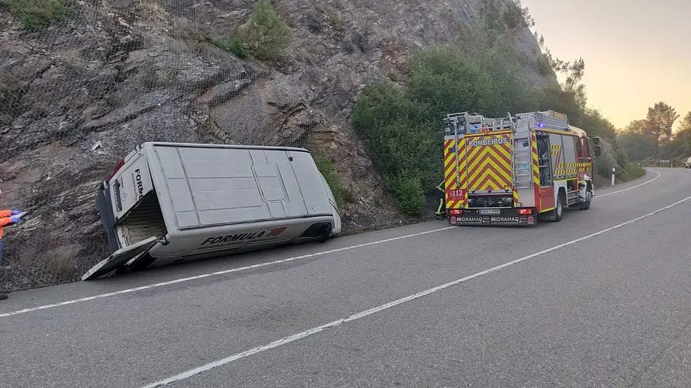 Este es el impactante vuelco protagonizado por una furgoneta en plena carretera en Almer&iacute;a