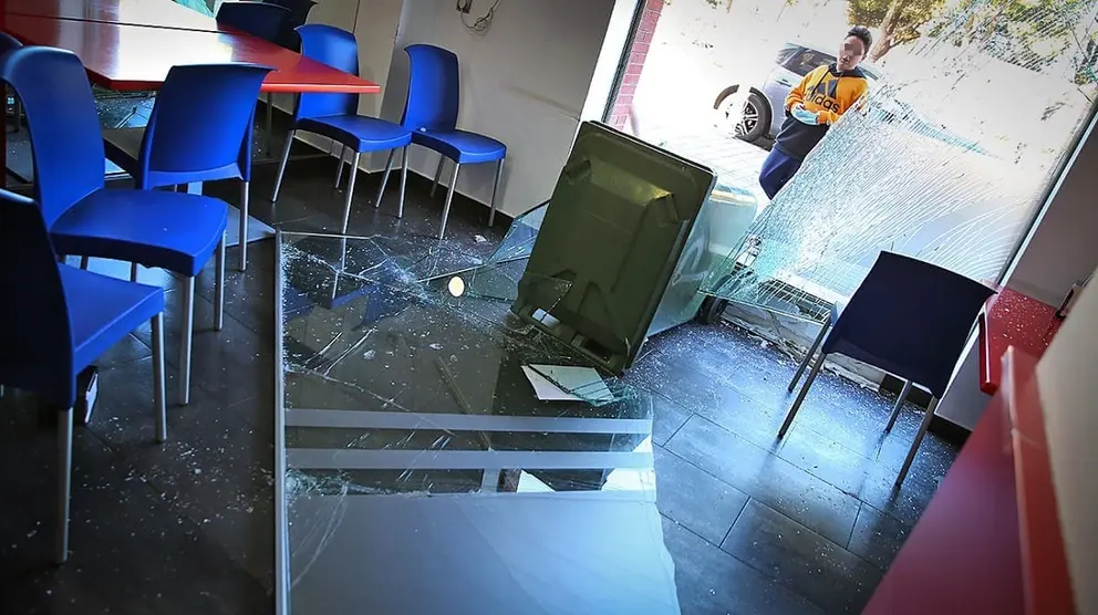 Entra a robar en un bar de Sevilla. Se acaba llevando 8 sillas