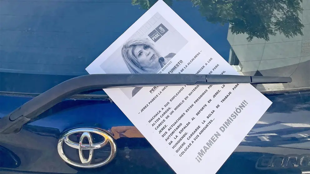 La casa de la alcaldesa de Jerez y las instalaciones de Chap&iacute;n aparecen llenas de peticiones de dimisi&oacute;n