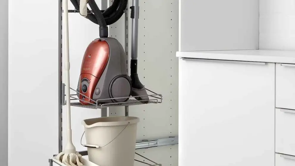 El mejor secreto de Ikea: una estanter&iacute;a para tener ordenada la aspiradora y los productos de limpieza