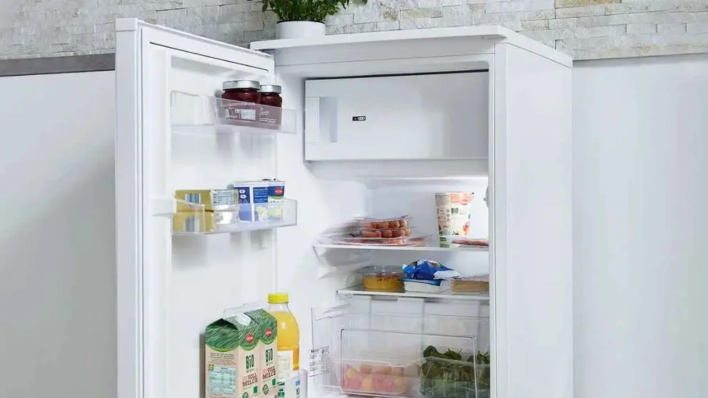 Lidl tiene en oferta el frigor&iacute;fico y congelador para el sal&oacute;n con 3 baldas, huevera y cubitera