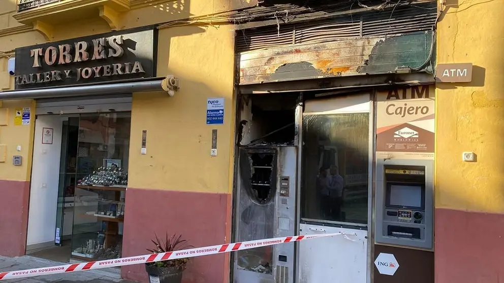 As&iacute; prenden fuego a una m&aacute;quina expendedora de comida en pleno centro de Almu&ntilde;&eacute;car (Granada)