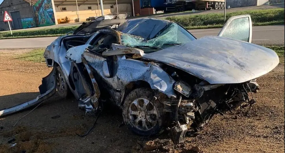 Impactante accidente en Huelva. Mueren 2 personas y otra herida tras salirse un coche de la v&iacute;a