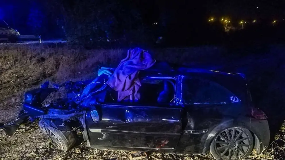 Impactante accidente tras salirse un veh&iacute;culo de la calzada en Granada. Terribles consecuencias