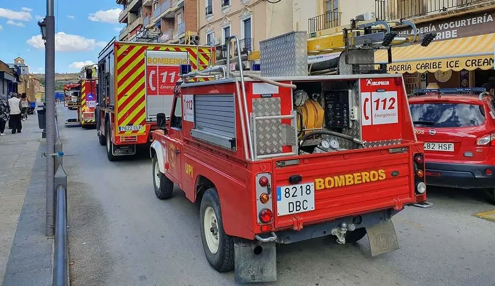 En llamas un bar en Granada lleno de gente. Desalojos urgentes en varias viviendas superiores