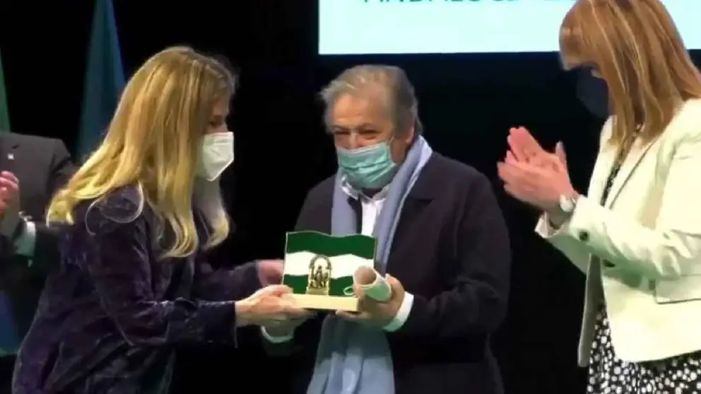 Sor Modesta con la Bandera de Andaluc&iacute;a de la solidaridad y la concordia