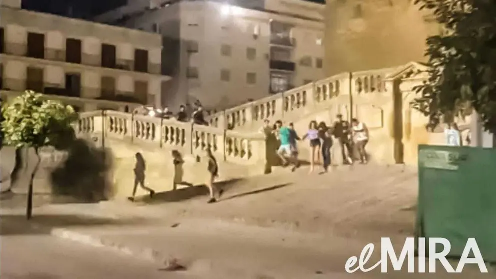 J&oacute;venes corriendo por la Catedral tras hacer botell&oacute;n
