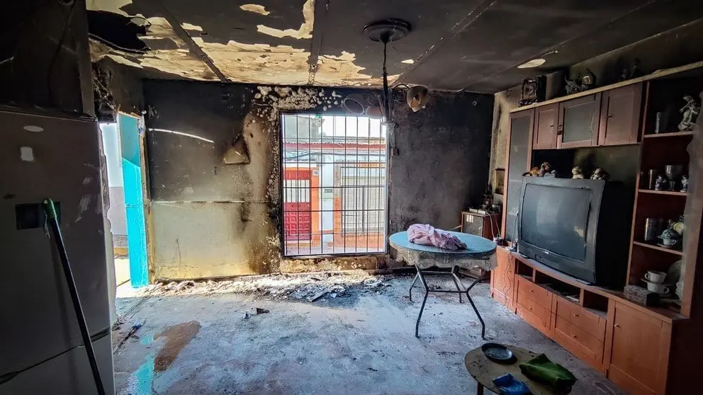 En llamas una vivienda en Guadix con una mujer y 2 ni&ntilde;os dentro. Estas son las consecuencias