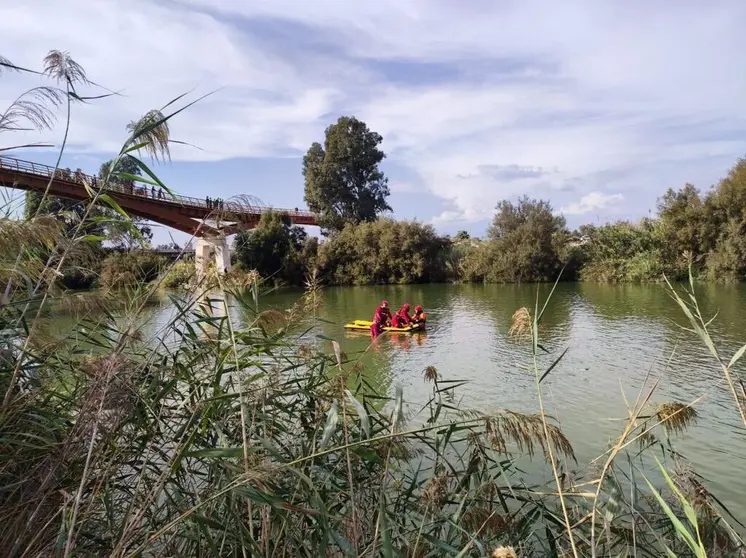 
<p>   M&Aacute;LAGA, 12 (EUROPA PRESS)</p>
<p>   Un dispositivo de bomberos de M&aacute;laga ha intervenido en la tarde de este mi&eacute;rcoles en el rescate del cuerpo sin vida de un hombre en una zona de dif&iacute;cil acceso cerca de la desembocadura del Guadalhorce, en la capital.</p>
<p>   As&iacute;, seg&uacute;n han informado desde el Ayuntamiento de M&aacute;laga en redes sociales, recogido por Europa Press, el dispositivo de los bomberos ha estado compuesto por un mando, una dotaci&oacute;n del parque de Pir&aacute;mides con material de rescate acu&aacute;tico y una ambulancia del parque central.</p>
<p>   El cad&aacute;ver se encontraba en una zona de dif&iacute;cil acceso cerca de la desembocadura del Guadalhorce, en las proximidades de la pasarela de madera.</p>
<p>   Hasta el lugar de los hechos han acudido, adem&aacute;s, miembros de Polic&iacute;a Local. El Cuerpo Nacional de Polic&iacute;a se ha hecho cargo de la investigaci&oacute;n para esclarecer lo sucedido.</p>
      