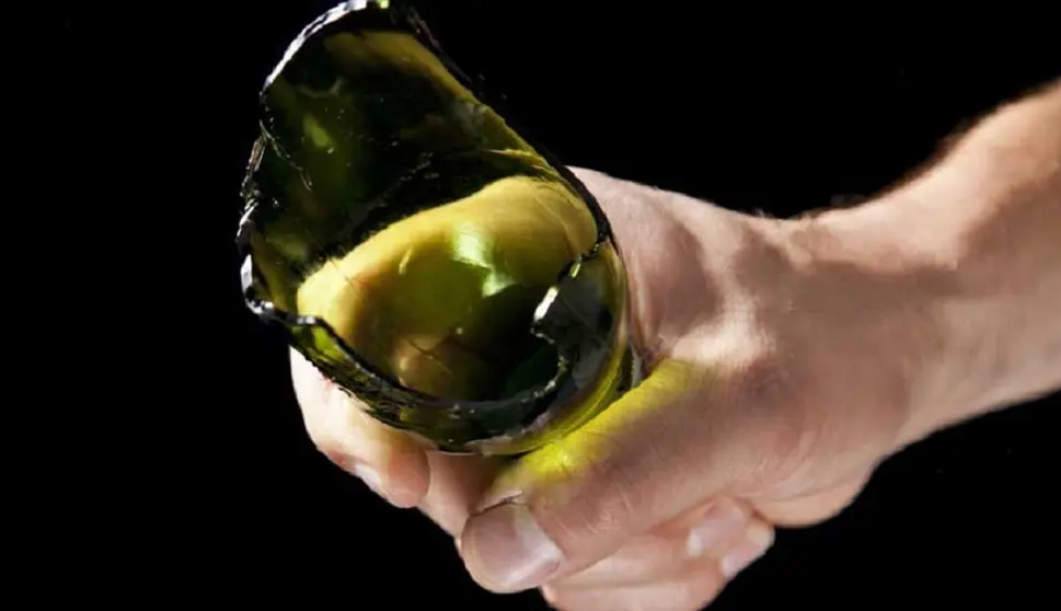 Brutal apu&ntilde;alamiento a un hombre en el cuello con una botella en Granada. Este es su estado