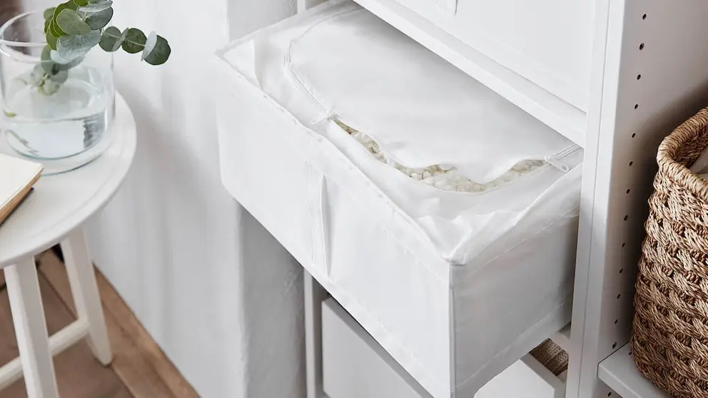 Las bolsas de Ikea en modo caj&oacute;n para mantener el orden en estanter&iacute;as y armarios