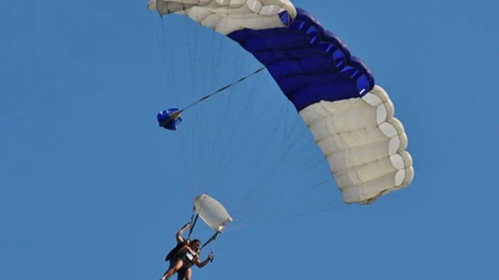 Muere en Bollullos de la Mitaci&oacute;n (Sevilla) un paracaidista durante las maniobras de aterrizaje