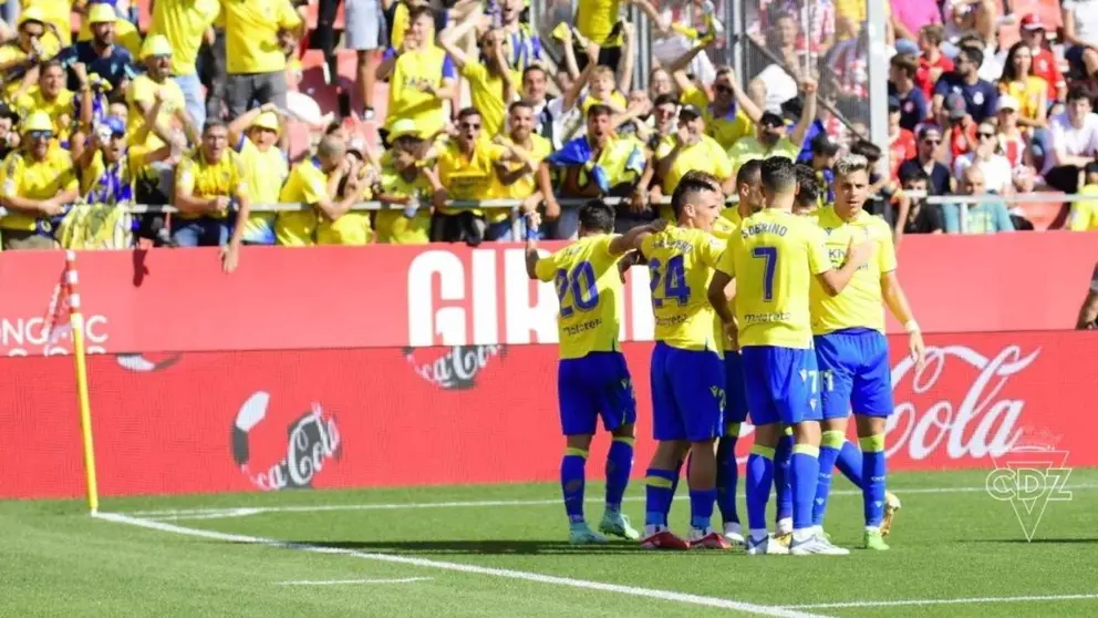 El equipo celebra el tanto de &Aacute;lex Fern&aacute;ndez junto a la grada de aficionados amarillos | CCF