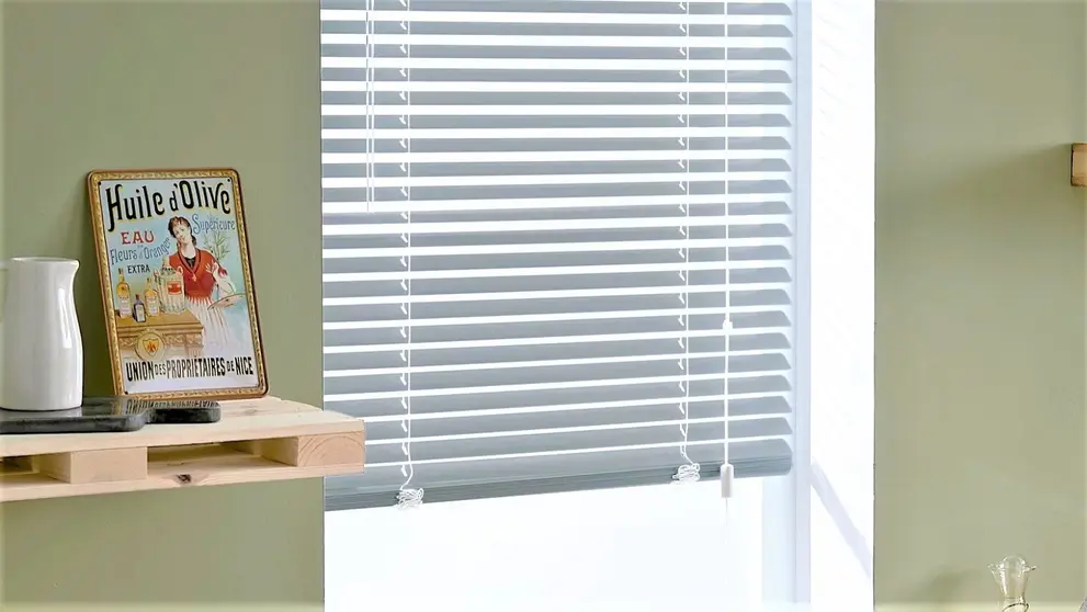 La persiana de aluminio gris de Leroy Merlin perfecta para lograr intimidad a un precio incre&iacute;ble