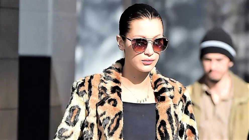 Bella Hadid arrasa con el abrigo de Mango de leopardo que no te quitar&aacute;s en todo el oto&ntilde;o