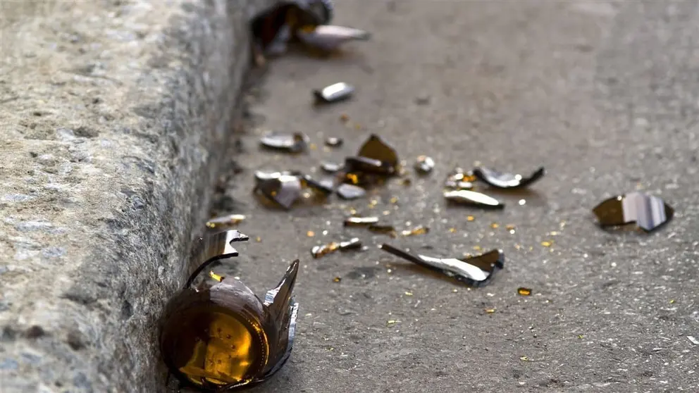 Roban y hieren con una botella de cristal rota a 2 personas en Almer&iacute;a. Acaban en la c&aacute;rcel