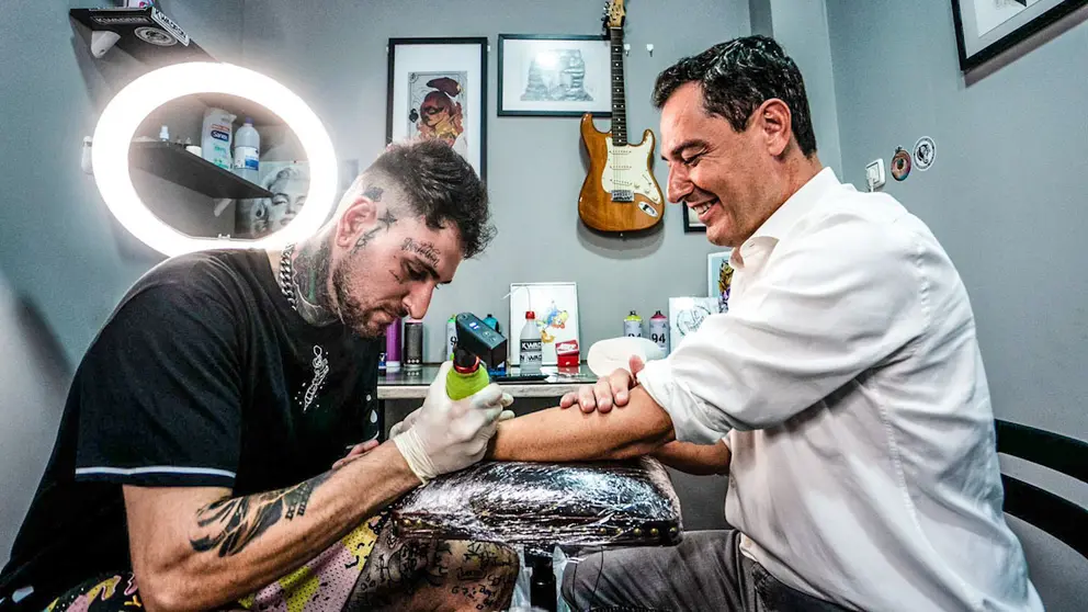 Juanma Moreno cumple su promesa: este es el tatuaje que se ha hecho en Linares