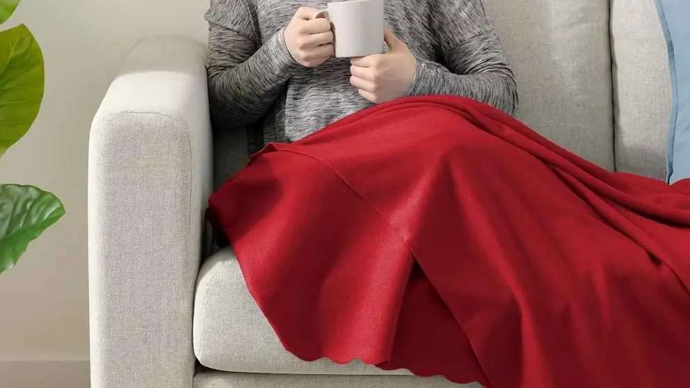 Esta manta de Ikea por menos de 5 euros es la compra que nuestro sof&aacute; necesita