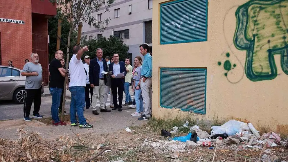 Jos&eacute; Luis Sanz durante su visita al barrio de los Contadores | Salvador L&oacute;pez Medina