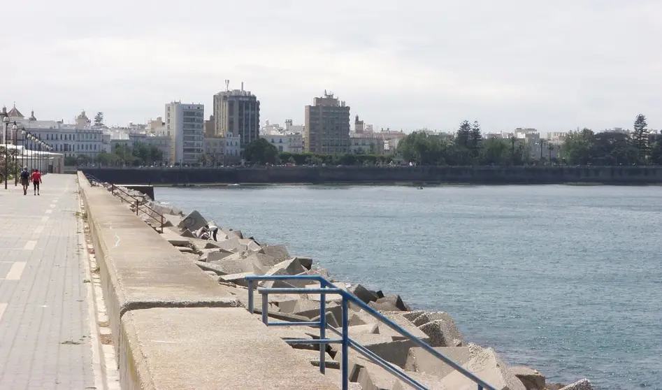 As&iacute; amenaza con un cuchillo a una madre y a su hijo mientras hac&iacute;an deporte  por C&aacute;diz