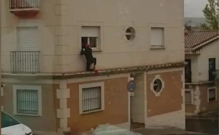 Roba en una casa escalando por la fachada a plena luz del d&iacute;a. Estaba en Granada sin papeles