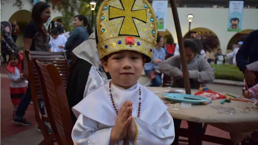Un ni&ntilde;o en la celebraci&oacute;n de Holywins
