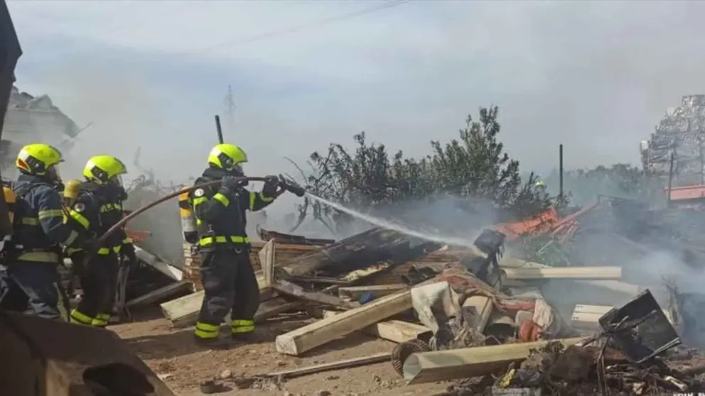 Bomberos de Jerez actuando en el incendio del desguace