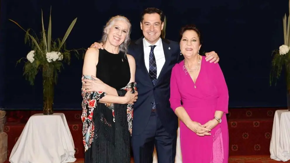 El presidente de la Junta de Andaluc&iacute;a, Juanma Moreno, con Mar&iacute;a Pag&eacute;s y Carmen Linares.
