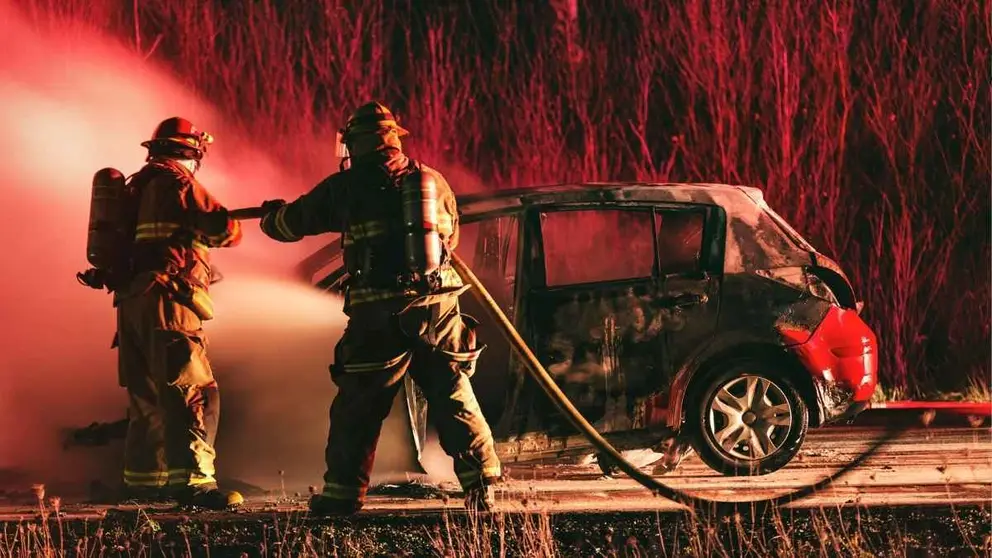 Un coche ardiendo en una foto de archivo