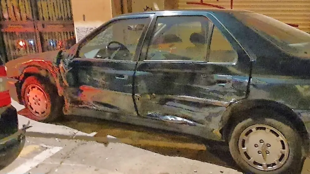 Terror en Granada. Un conductor se salta una rotonda, choca contra otro coche y se da a la fuga