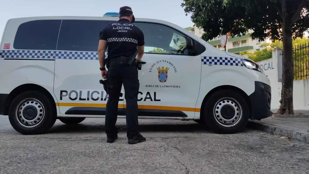 Un agente frente a la Jefatura de la Polic&iacute;a Local de Jerez en el Almendral