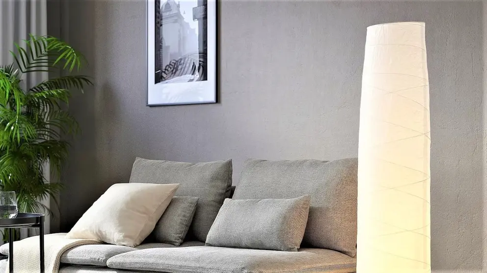 Mant&eacute;n tu sal&oacute;n acogedor con la l&aacute;mpara de pie de 12,99 euros de Ikea