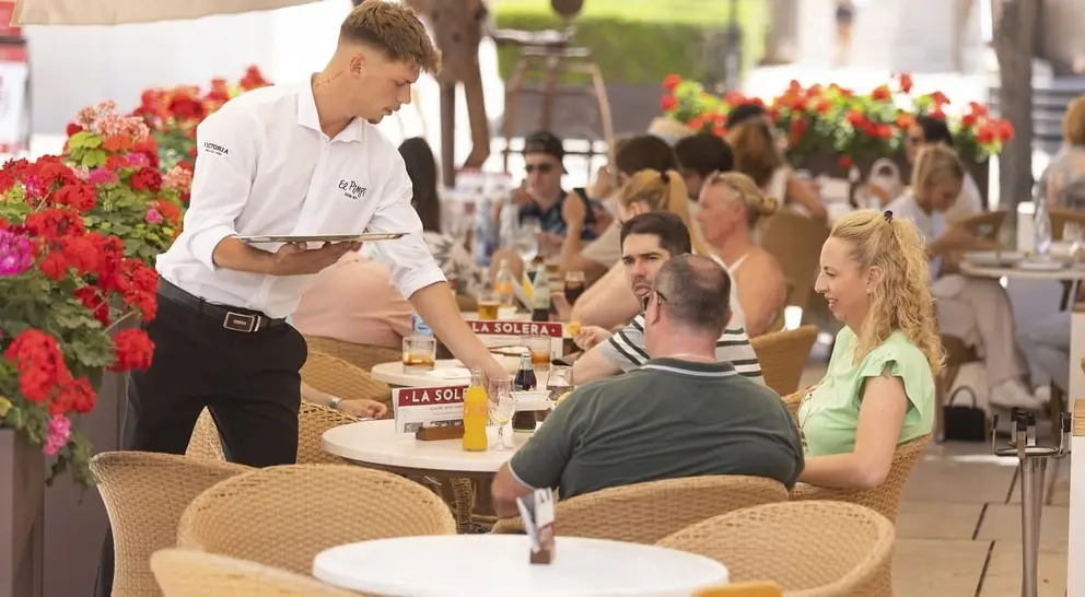 La Junta de Andaluc&iacute;a destina a la hosteler&iacute;a 372 millones repartidos desde 2020 en m&aacute;s de 64.000 ayudas