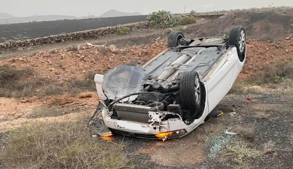 Vuelca con su coche en la A-45 en M&aacute;laga y queda atrapada en el interior