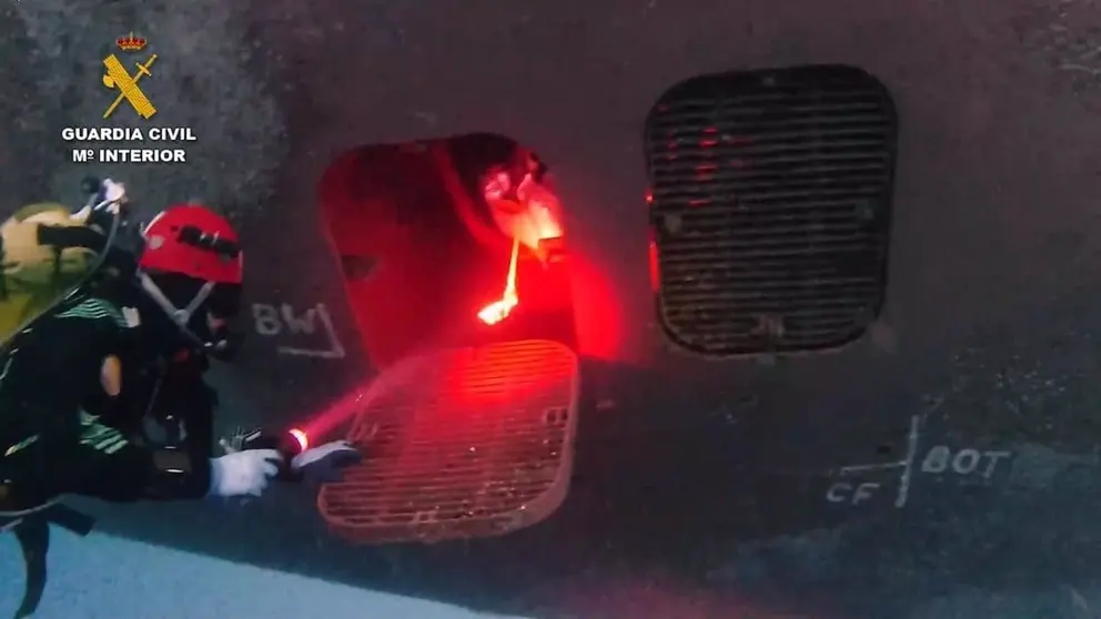 As&iacute; decomisan 56 kilos de coca&iacute;na adosados en la parte sumergida del casco de un barco en Algeciras