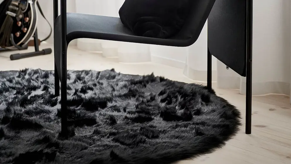 La locura por la alfombra circular de Ikea perfecta para debajo de la mesa del sal&oacute;n