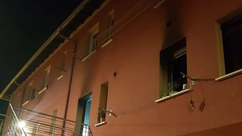 En llamas una casa en Santa Fe (Granada) colapso en los tejados de varias viviendas