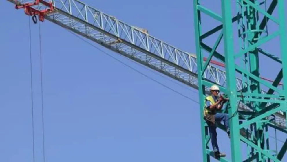 Esta es la peculiar forma de protestar de un obrero por la inseguridad de su empresa en Almer&iacute;a