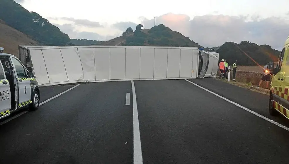 Susto en Granada. Un cami&oacute;n queda atravesado en plena carretera