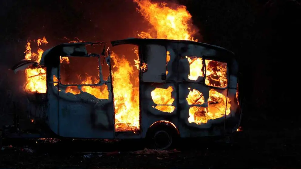 Autocaravana en llamas