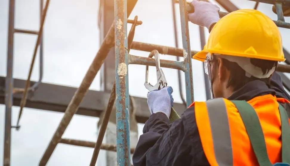 As&iacute; cae por una escalera mientras trabajaba en una finca de Hornachuelos (C&oacute;rdoba)