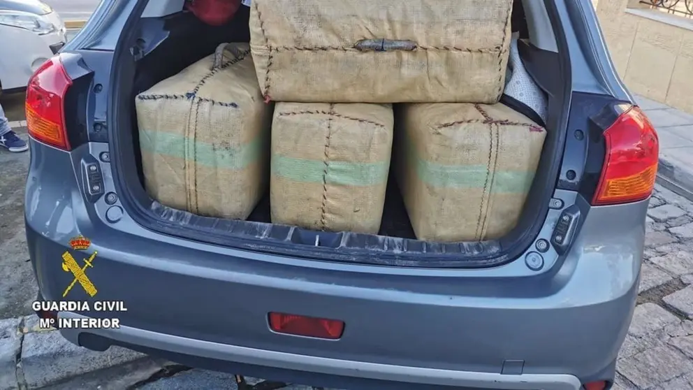 As&iacute; lo pillan con 270 kilos de hach&iacute;s ocultos en el maletero de su veh&iacute;culo en Algeciras