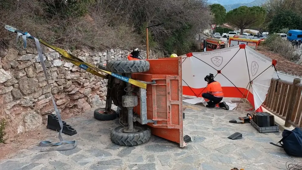Accidente laboral en M&aacute;laga. Muere un trabajador aplastado tras caerle encima un tractor