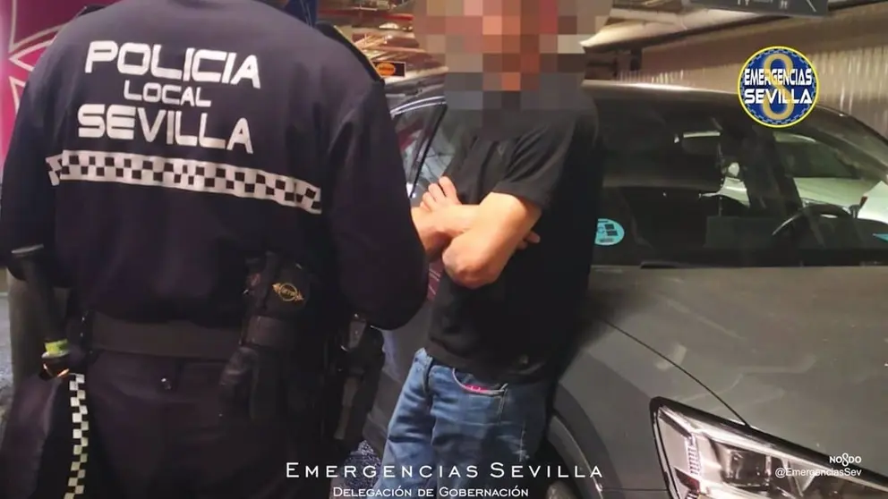 Exhibicionismo en Sevilla. Se masturba en un centro comercial delante de menores