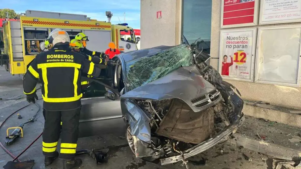 Un coche queda a trozos por la tarde en Jerez y otros ardiendo por la noche