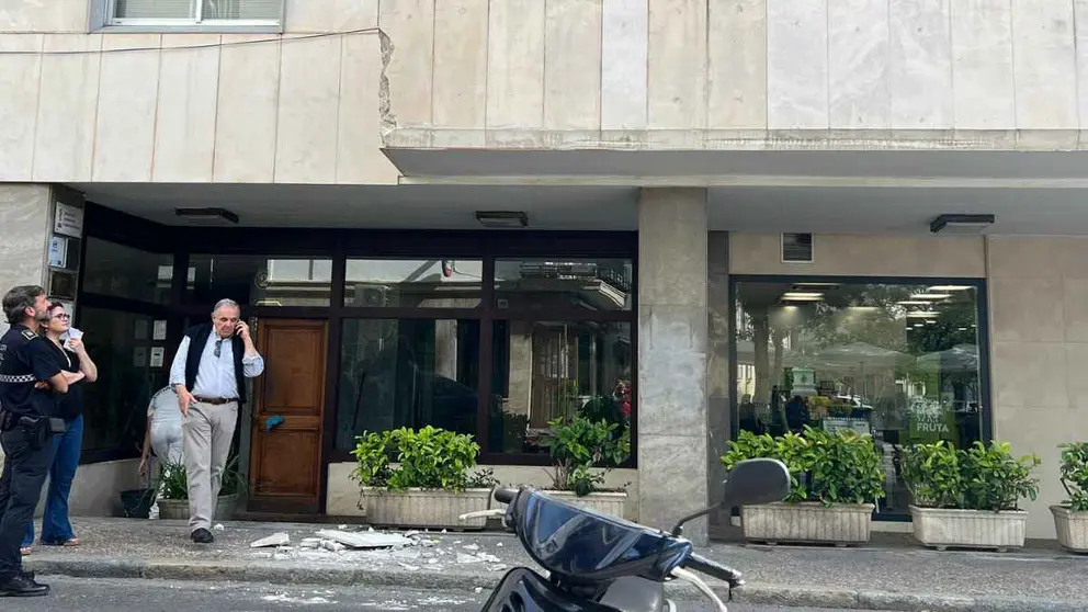 Susto en el centro de Jerez cae parte de la cornisa de un balc&oacute;n en calle Eguiluz